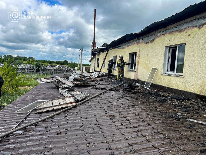 Новини Харкова: рятувальники загасили пожежу після удару по Золочеву